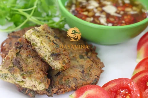 Rán chả rươi trong chả nóng ngập dầu để miếng rươi vàng ruộm