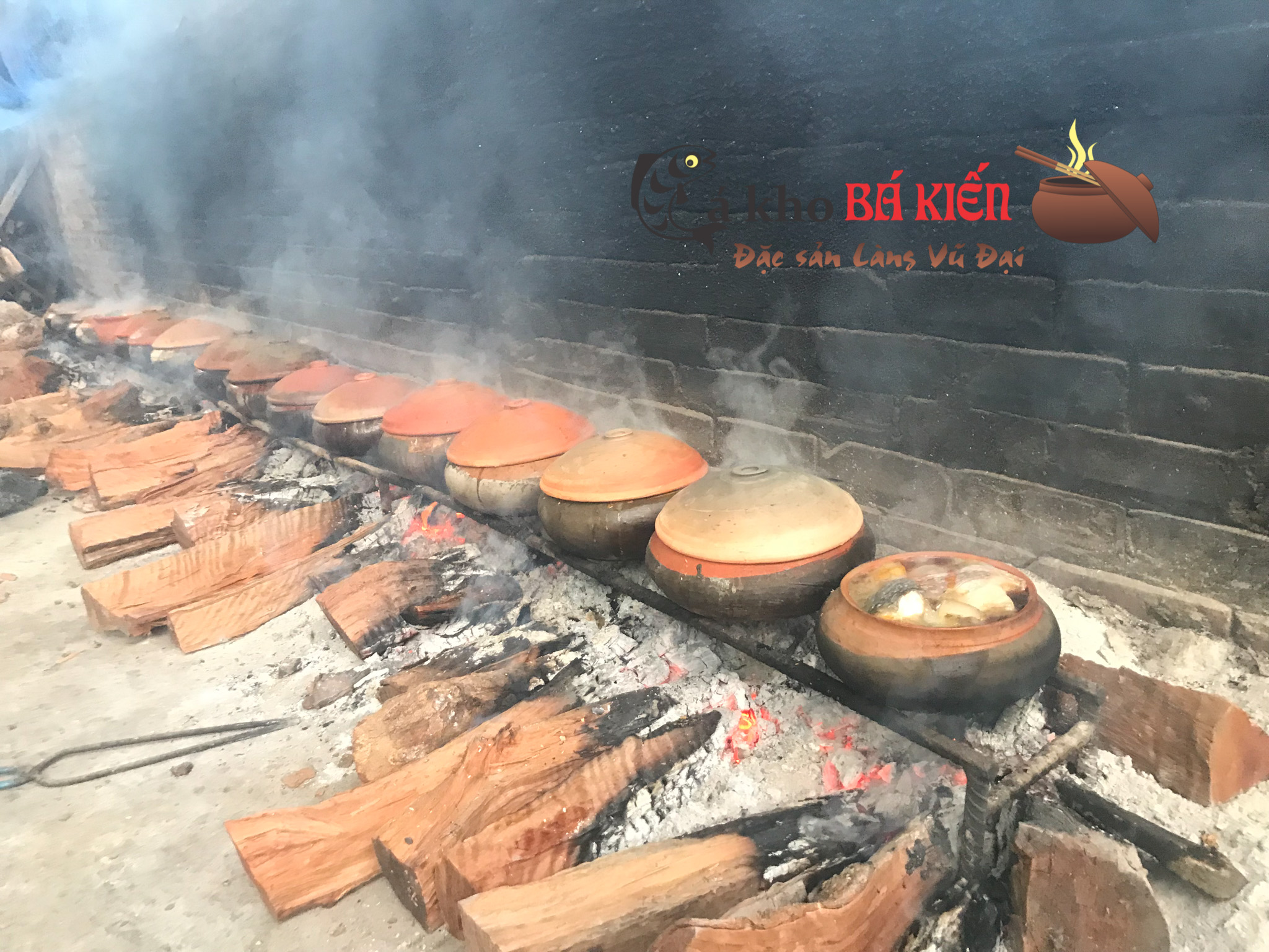 Chuẩn bị kho cá tại cơ sở cá kho làng vũ đại chính hiệu Bá Kiến