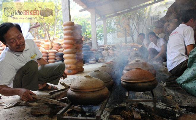 Cá kho trong suốt 12 tiếng đồng hồ mới cho ra sản phẩm
