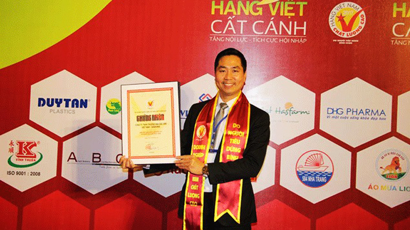 Giám đốc công ty DASAVINA - Nguyễn Bá Toàn nhận chứng nhận HVNCLC