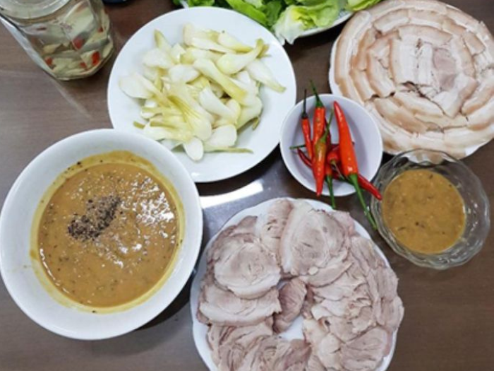 Mắm rươi dùng để chấm hoặc rim thịt rất ngon