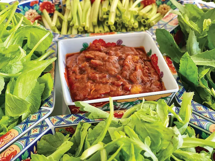 Mắm rươi dùng để chấm rau luộc rất ngon