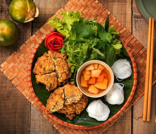 Chả rươi ăn kèm bún chấm, ngon hết ý