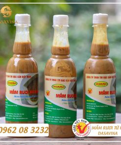 Mắm rươi Bá Kiến được đóng thành chai, giúp bảo quản tốt hơn
