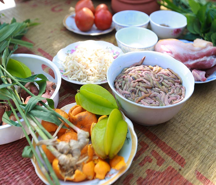 Để có được món canh rươi nấu khế hấp dẫn bạn cần chuẩn bị đầy đủ nguyên liệu tươi ngon.