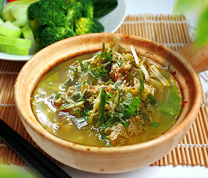Món canh này có vị chua thanh của khế, vị ngọt của rươi và các loại rau thơm, tạo nên một hương vị đặc trưng, hấp dẫn.